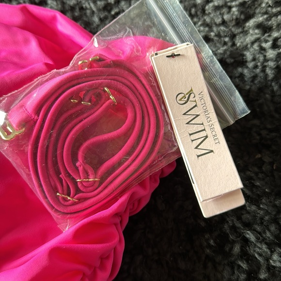 NWT size XL - Picture 2 of 5